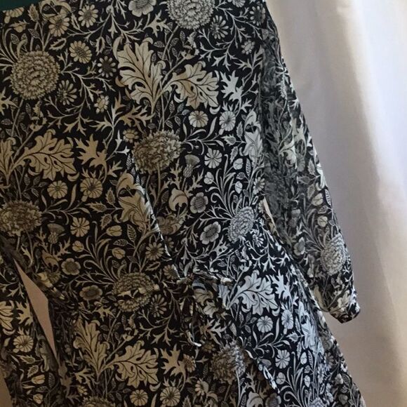 Tunic style dress with long sleeves, tie back, by ROSE & OLIVE in size medium - Picture 11 of 14